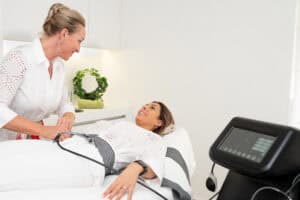 Vrouw krijgt Vibra-B behandeling in schoonheidscentrum Finesse Beauty.