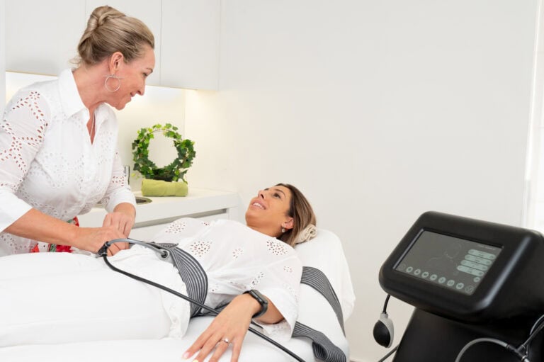 Vrouw krijgt Vibra-B behandeling in schoonheidscentrum Finesse Beauty.