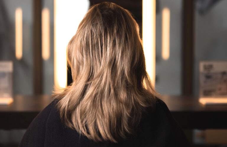 Wil je glanzend haar? Hier zijn 5 tips om je hoofdhuid gezond te houden.