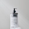 STMNT Shampoo fles met schuim voor haarverzorging.