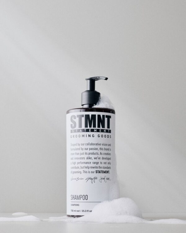 STMNT Shampoo fles met schuim voor haarverzorging.