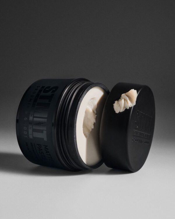 Finesse Beauty Matte Paste in zwart potje met open deksel.