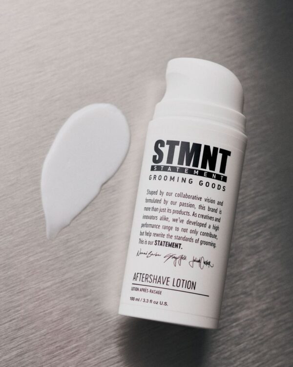 STMNT Aftershave Lotion voor een verzorgde huid, 100ml fles op grijze achtergrond.