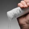 Hand houdt scheermousse van Finesse Beauty, ideaal voor gladde scheerbeurten. Shaving Gel STMNT