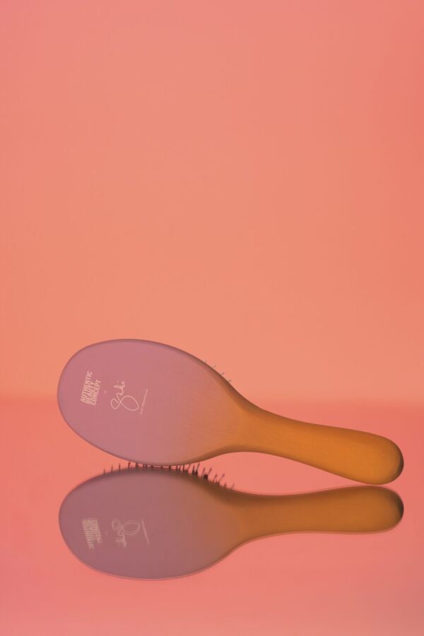 Authentic Beauty Concept Suki Waterhouse vegan haarborstel Ltd edition