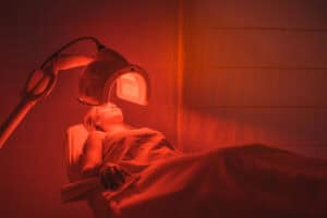 Persoon ondergaat Led therapie voor huidverbetering.