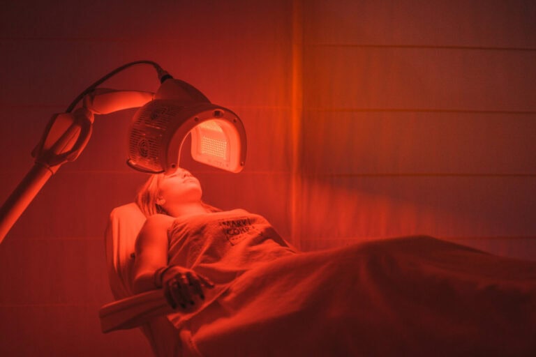 Persoon ondergaat Led therapie voor huidverbetering.