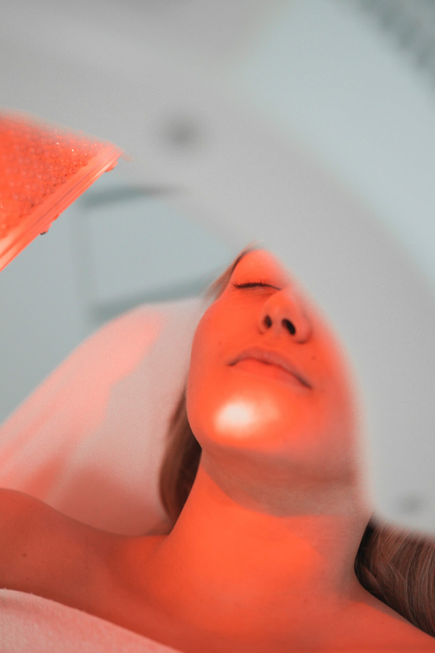 Vrouw ondergaat LED-therapie voor huidverbetering.