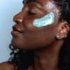 Vrouw met I.H.C masker op wang voor huidverzorging.