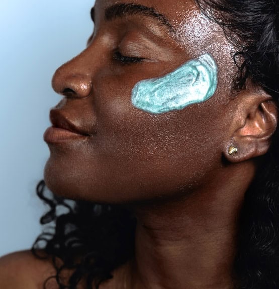 Vrouw met I.H.C masker op wang voor huidverzorging.